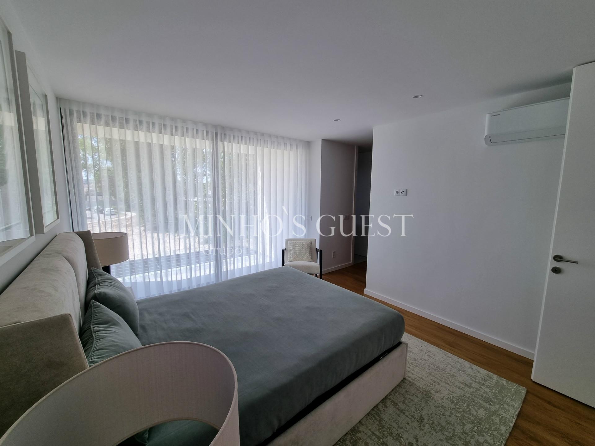 Moradia Gaveto c/ 3 Suites e Logradouro - Braga