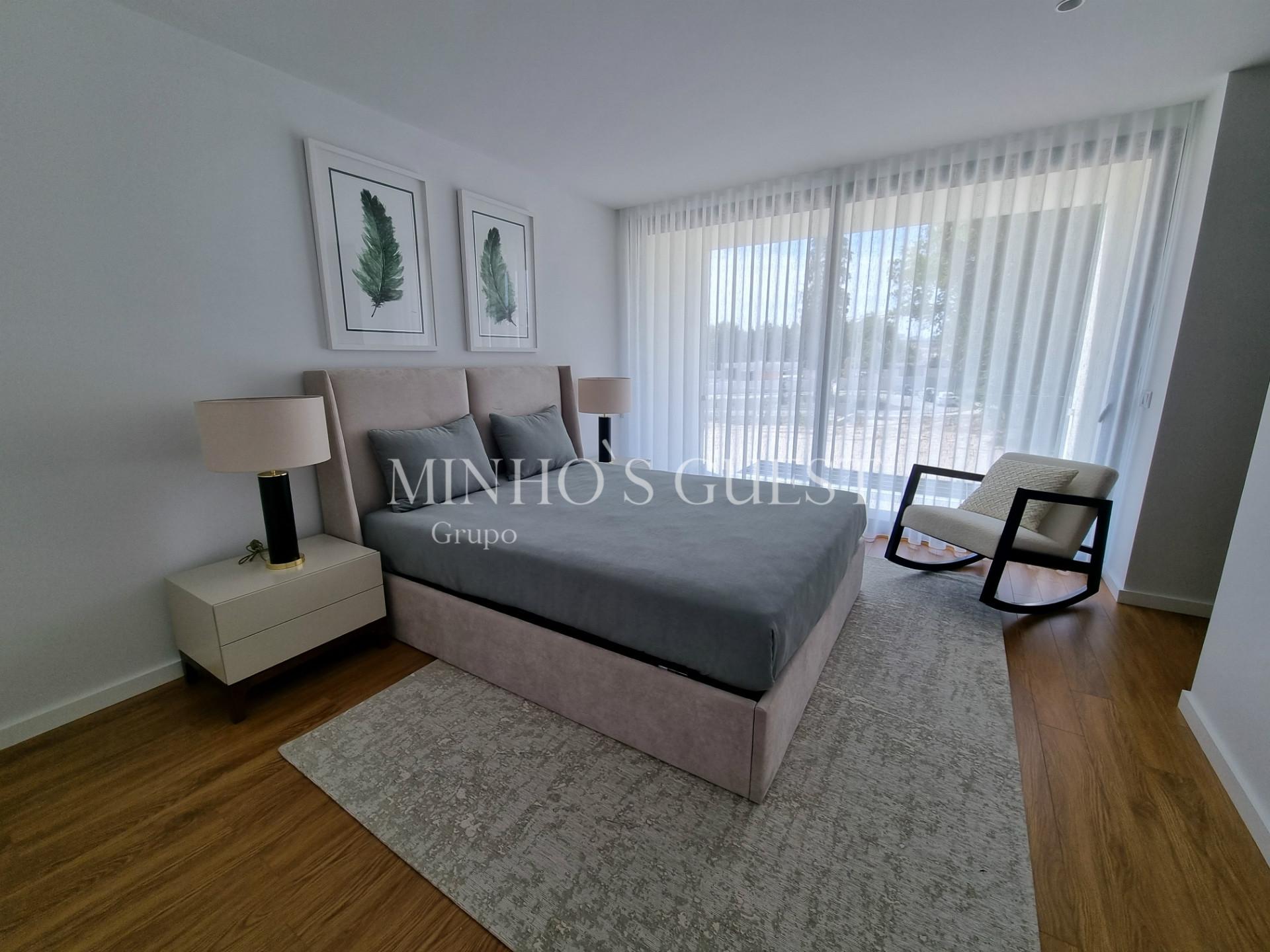 Moradia Gaveto c/ 3 Suites e Logradouro - Braga