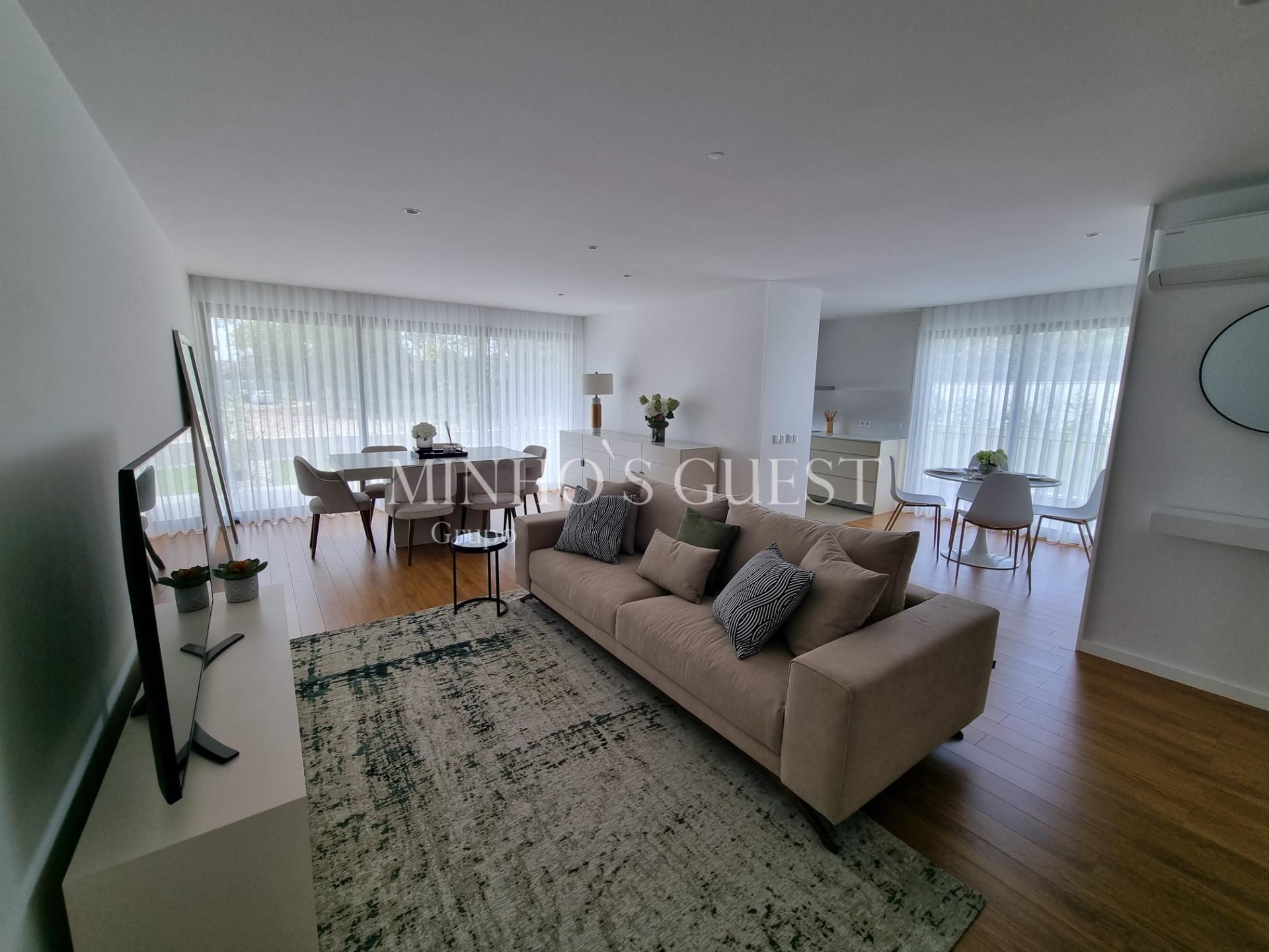 Moradia Gaveto c/ 3 Suites e Logradouro - Braga
