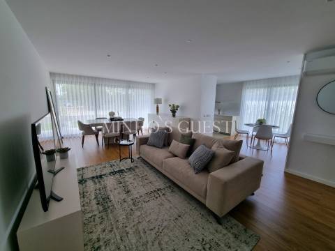 Moradia em Banda c/ 3 Suites e Logradouro - Braga