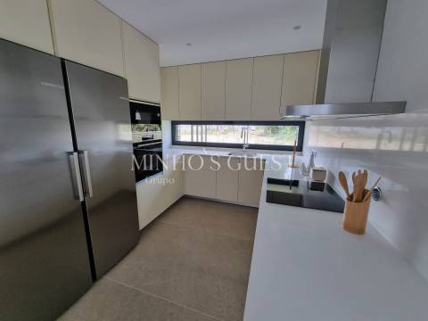 Moradia em Banda c/ 3 Suites e Logradouro - Braga