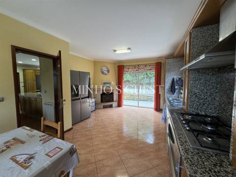 Moradia V4 com Piscina e Vista Rio/Montanha a 3 min da Marina de Rio Caldo – Gerês, Braga