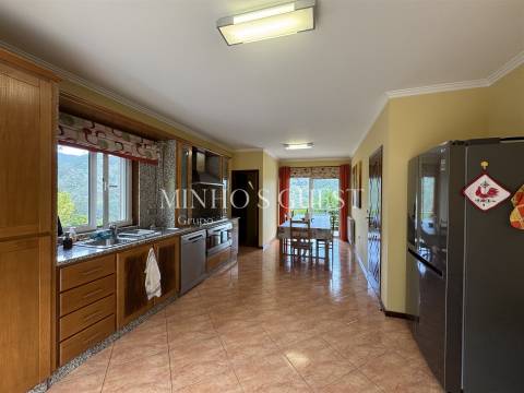 Moradia V4 com Piscina e Vista Rio/Montanha a 3 min da Marina de Rio Caldo – Gerês, Braga