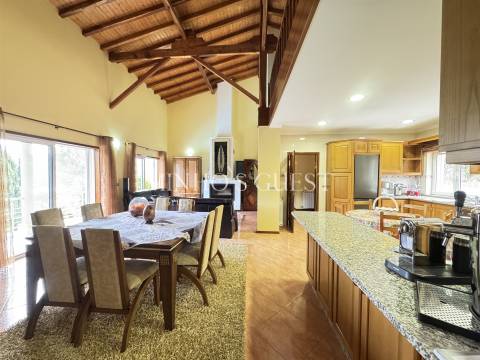 Moradia V4 com Piscina e Vista Rio/Montanha a 3 min da Marina de Rio Caldo – Gerês, Braga