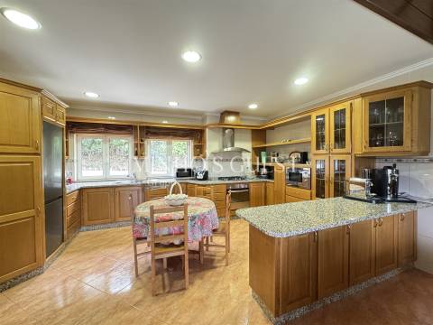 Moradia V4 com Piscina e Vista Rio/Montanha a 3 min da Marina de Rio Caldo – Gerês, Braga