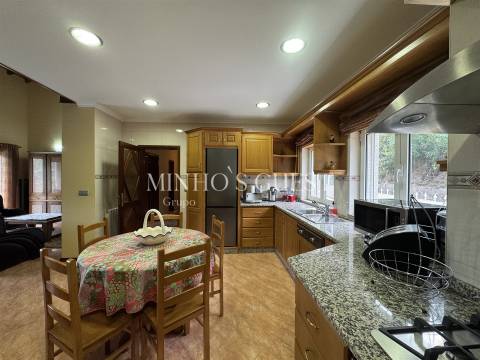 Moradia V4 com Piscina e Vista Rio/Montanha a 3 min da Marina de Rio Caldo – Gerês, Braga