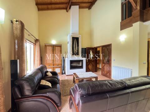 Moradia V4 com Piscina e Vista Rio/Montanha a 3 min da Marina de Rio Caldo – Gerês, Braga