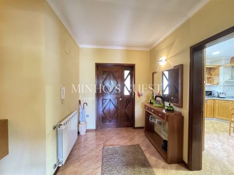 Moradia V4 com Piscina e Vista Rio/Montanha a 3 min da Marina de Rio Caldo – Gerês, Braga