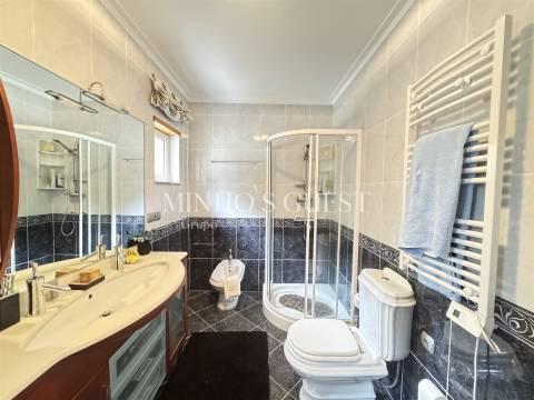 Moradia V4 com Piscina e Vista Rio/Montanha a 3 min da Marina de Rio Caldo – Gerês, Braga