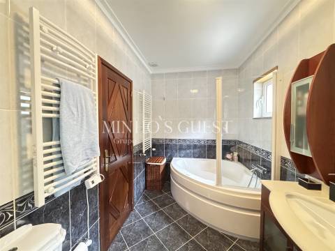 Moradia V4 com Piscina e Vista Rio/Montanha a 3 min da Marina de Rio Caldo – Gerês, Braga