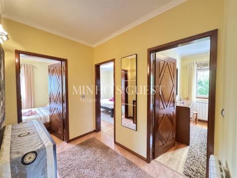 Moradia V4 com Piscina e Vista Rio/Montanha a 3 min da Marina de Rio Caldo – Gerês, Braga