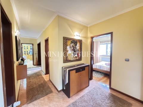 Moradia V4 com Piscina e Vista Rio/Montanha a 3 min da Marina de Rio Caldo – Gerês, Braga