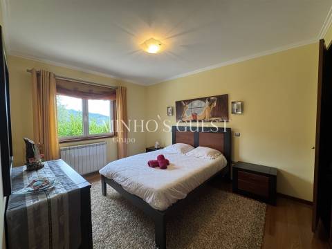 Moradia V4 com Piscina e Vista Rio/Montanha a 3 min da Marina de Rio Caldo – Gerês, Braga