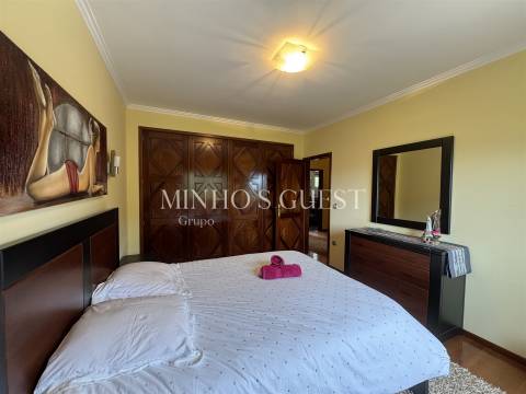 Moradia V4 com Piscina e Vista Rio/Montanha a 3 min da Marina de Rio Caldo – Gerês, Braga