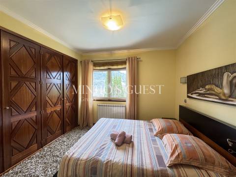 Moradia V4 com Piscina e Vista Rio/Montanha a 3 min da Marina de Rio Caldo – Gerês, Braga