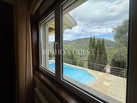 Moradia V4 com Piscina e Vista Rio/Montanha a 3 min da Marina de Rio Caldo – Gerês, Braga