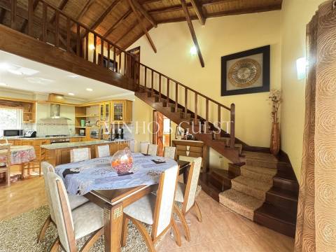 Moradia V4 com Piscina e Vista Rio/Montanha a 3 min da Marina de Rio Caldo – Gerês, Braga