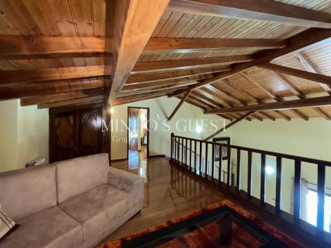 Moradia V4 com Piscina e Vista Rio/Montanha a 3 min da Marina de Rio Caldo – Gerês, Braga