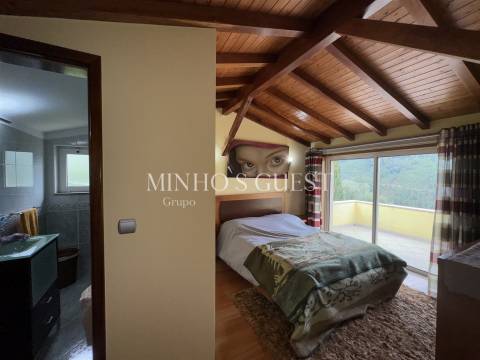 Moradia V4 com Piscina e Vista Rio/Montanha a 3 min da Marina de Rio Caldo – Gerês, Braga