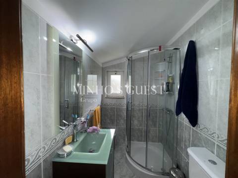 Moradia V4 com Piscina e Vista Rio/Montanha a 3 min da Marina de Rio Caldo – Gerês, Braga