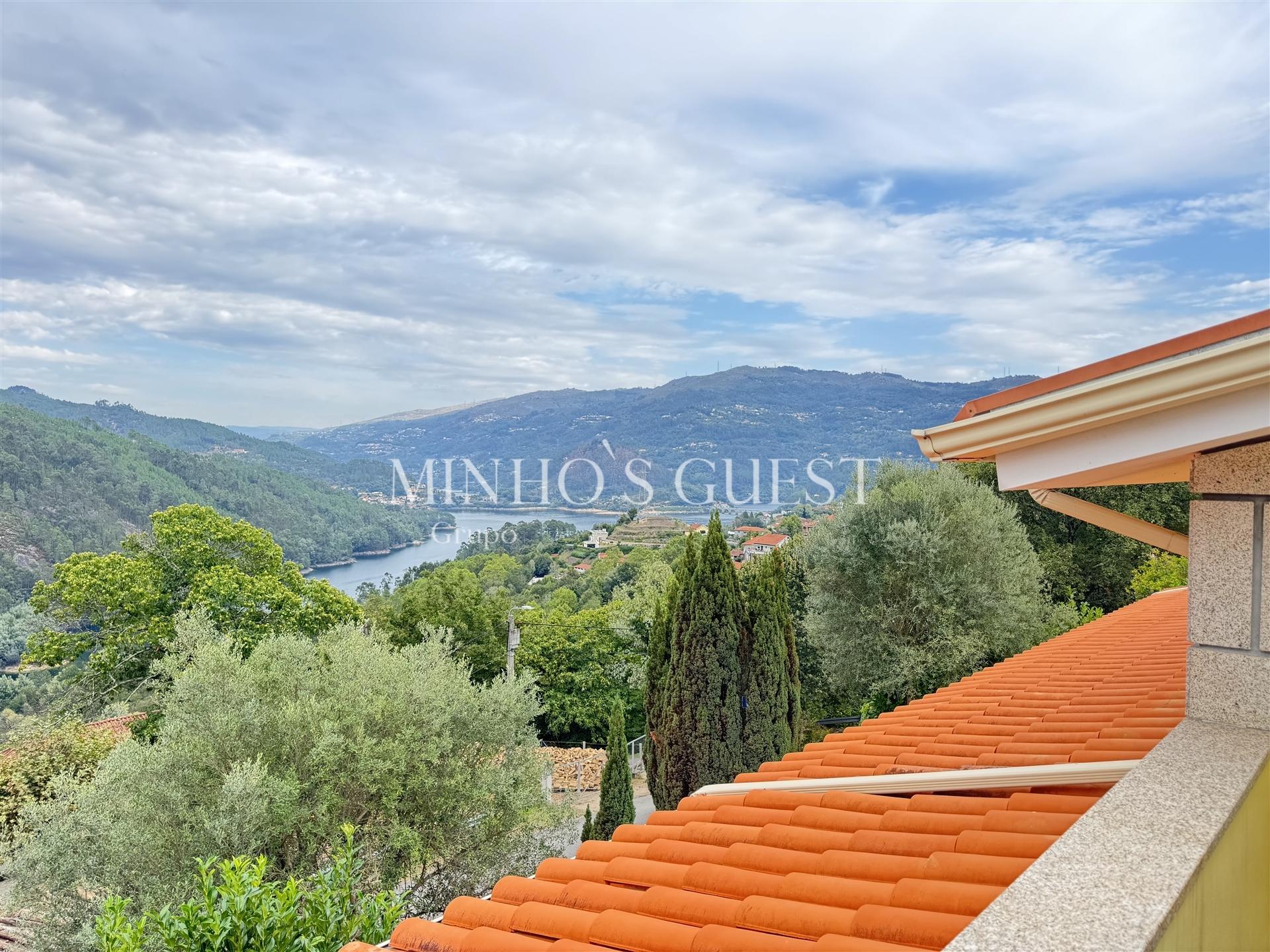 Moradia V4 com Piscina e Vista Rio/Montanha a 3 min da Marina de Rio Caldo – Gerês, Braga