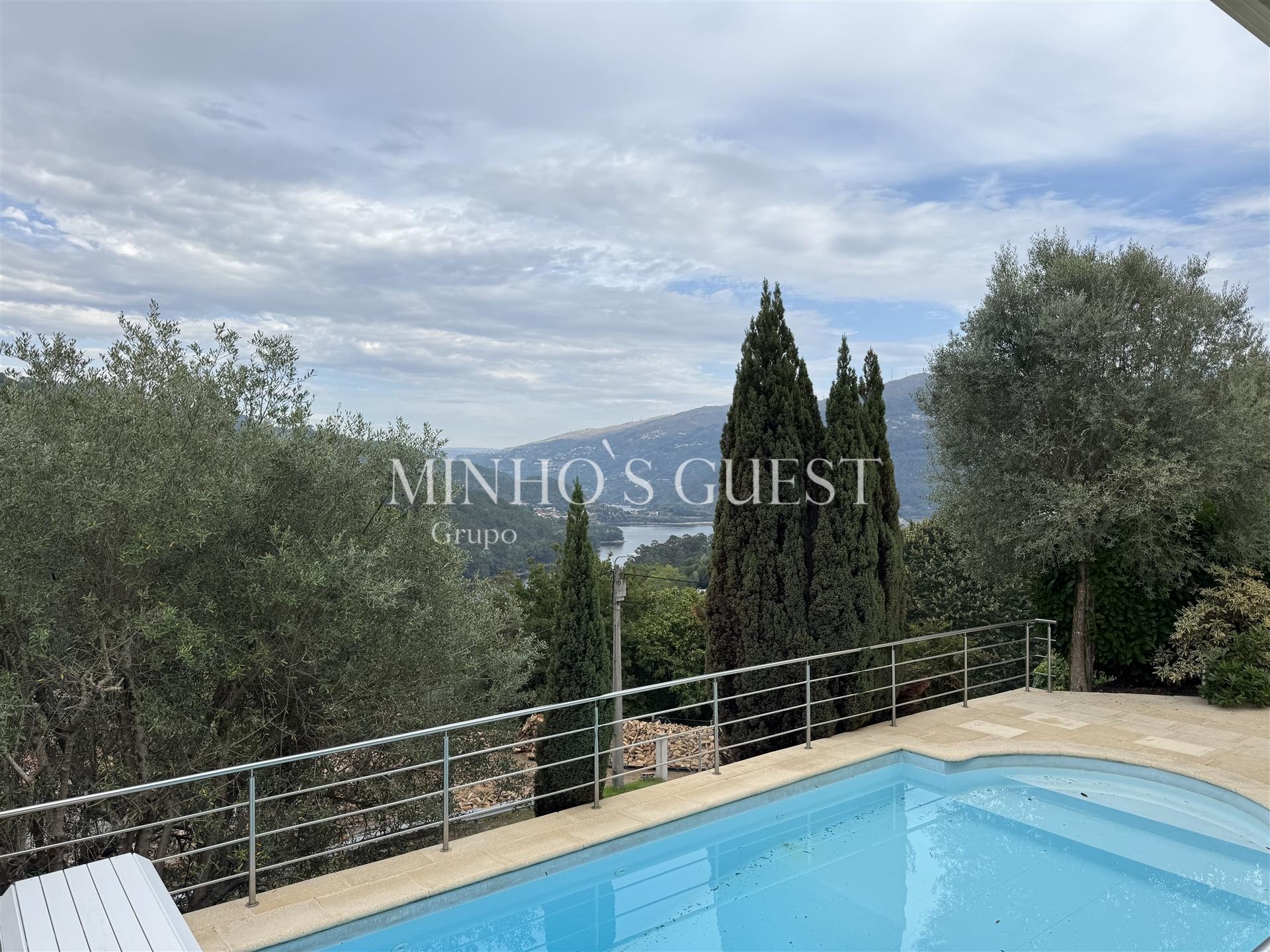 Moradia V4 com Piscina e Vista Rio/Montanha a 3 min da Marina de Rio Caldo – Gerês, Braga