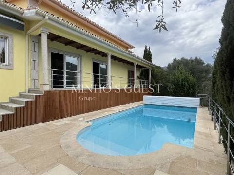 Moradia V4 com Piscina e Vista Rio/Montanha a 3 min da Marina de Rio Caldo – Gerês, Braga