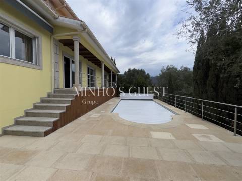Moradia V4 com Piscina e Vista Rio/Montanha a 3 min da Marina de Rio Caldo – Gerês, Braga
