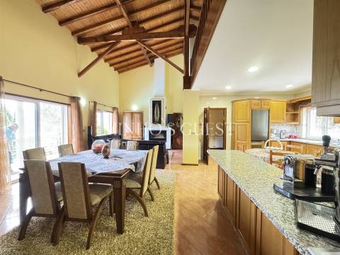 Moradia V4 com Piscina e Vista Rio/Montanha a 3 min da Marina de Rio Caldo – Gerês, Braga