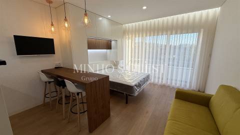 Apartamento T0 (pronto habitar) c/ varanda e vistas p/ Centro Histórico Braga