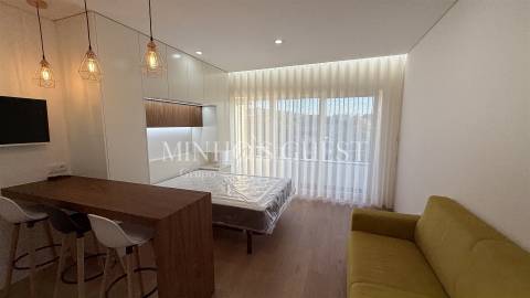 Apartamento T0 (pronto habitar) c/ varanda e vistas p/ Centro Histórico Braga