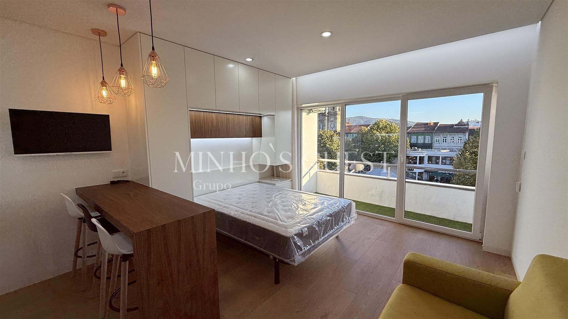 Apartamento T0 (pronto habitar) c/ varanda e vistas p/ Centro Histórico Braga