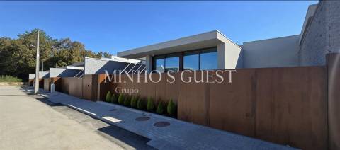 Moradias V3 em Condomínio de Luxo  – Palmeira