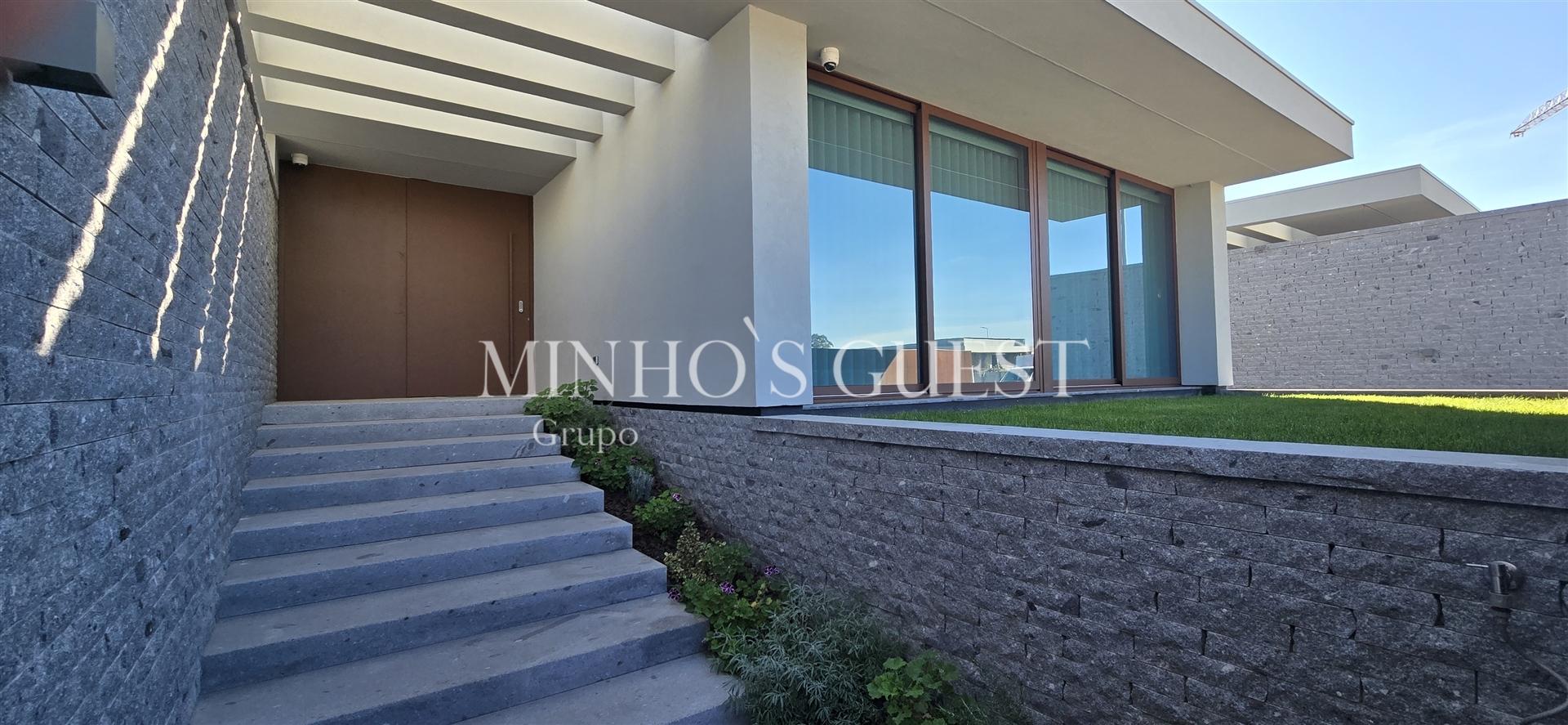 Moradias V3 em Condomínio de Luxo  – Palmeira