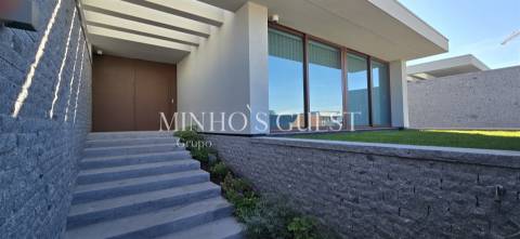 Moradias V3 em Condomínio de Luxo  – Palmeira