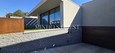 Moradias V3 em Condomínio de Luxo  – Palmeira