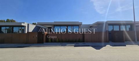 Moradias V3 em Condomínio de Luxo  – Palmeira