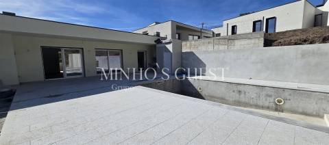 Moradia Individual V3 Nova c/ Piscina, Churrasqueira e Jardim em Espinho - Braga