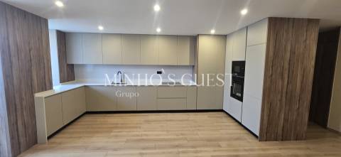 Apartamento T4 c/ 2 Suites, varanda e elevador - Centro Histórico de Braga