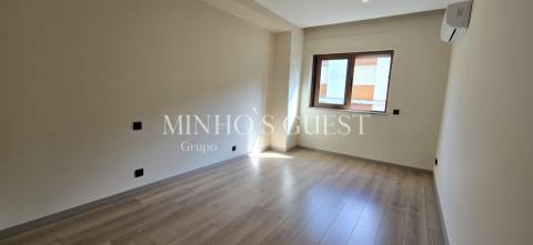 Apartamento T4 c/ 2 Suites, varanda e elevador - Centro Histórico de Braga