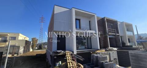 Moradia V3 Suites à venda em Estrutura - Palmeira, Braga