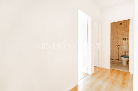 Apartamento T3 de último andar c/ varanda e vista para Av. Liberdade - Braga