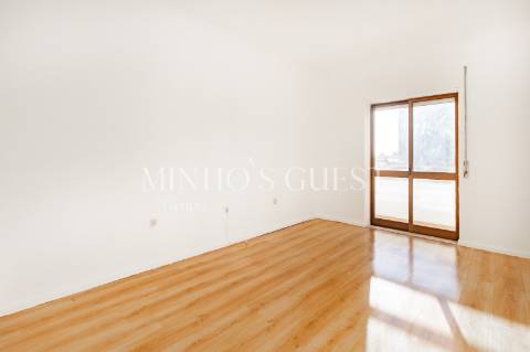 Apartamento T3 de último andar c/ varanda e vista para Av. Liberdade - Braga