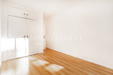 Apartamento T3 de último andar c/ varanda e vista para Av. Liberdade - Braga