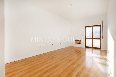 Apartamento T3 de último andar c/ varanda e vista para Av. Liberdade - Braga