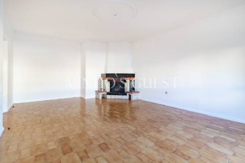 Apartamento T3 de último andar c/ varanda e vista para Av. Liberdade - Braga