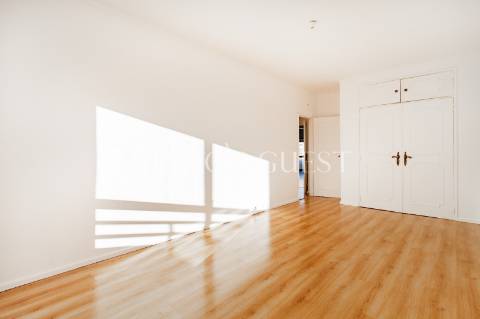 Apartamento T3 de último andar c/ varanda e vista para Av. Liberdade - Braga