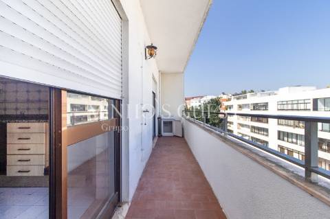 Apartamento T3 de último andar c/ varanda e vista para Av. Liberdade - Braga