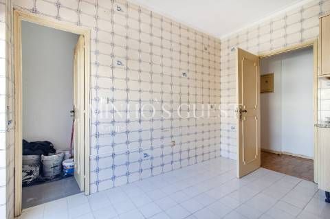 Apartamento T3 de último andar c/ varanda e vista para Av. Liberdade - Braga