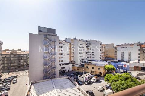 Apartamento T3 de último andar c/ varanda e vista para Av. Liberdade - Braga